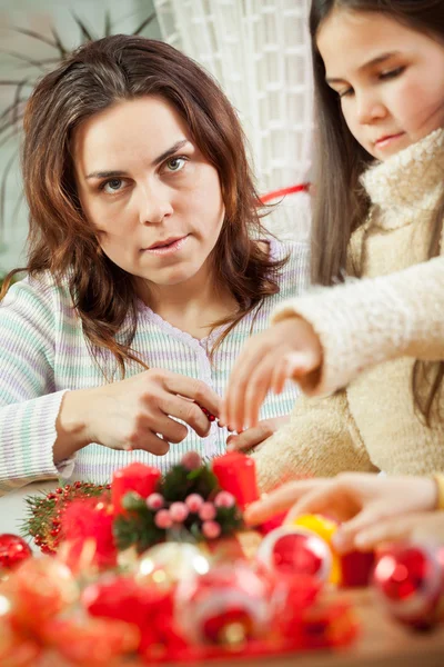 Felice giovane famiglia si prepara per l'Avvento, vacanza di Natale — Foto Stock