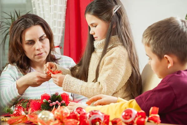 Happy young family getting ready for the Advent, Christmas holid — Stock Photo, Image