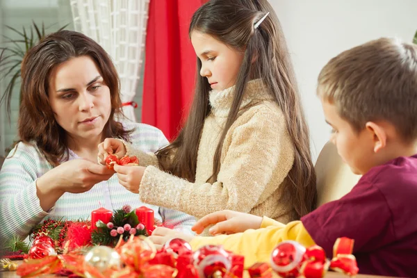 Jovem família feliz se preparando para o Advento, férias de Natal — Fotografia de Stock