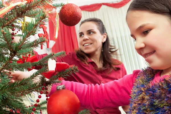 家族のクリスマス ツリーの装飾 — ストック写真