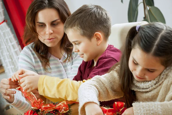 Felice giovane famiglia si prepara per l'Avvento, vacanza di Natale — Foto Stock