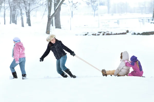 Gelukkige familie genieten in de winter — Stockfoto