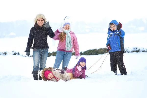 Lycklig familj njuter i vinter — Stockfoto