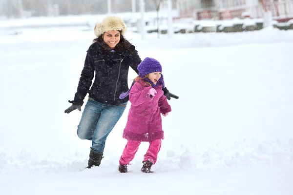 Famiglia felice godendo in inverno — Foto Stock