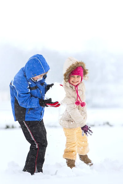 Glückliche Familie im Winter genießen — Stockfoto