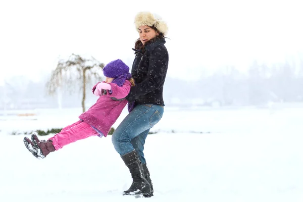 Lycklig familj njuter i vinter — Stockfoto