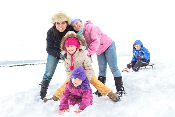Šťastná rodina si v zimě — Stock fotografie