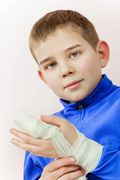 Medico che esamina un bambino in ospedale — Foto Stock