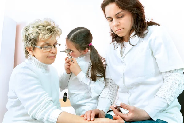 Médico examinando a un niño en un hospital — Foto de Stock