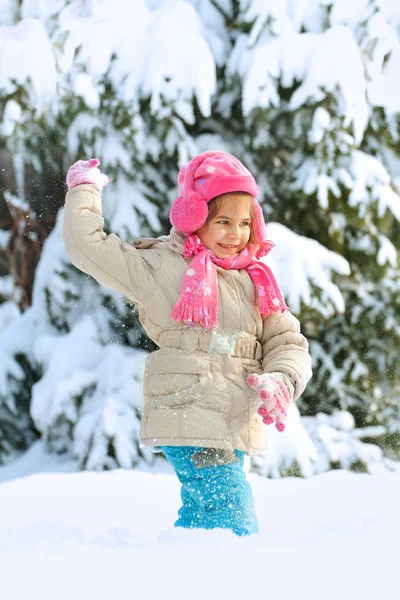 Kleines Kind spielt im Schnee — Stockfoto