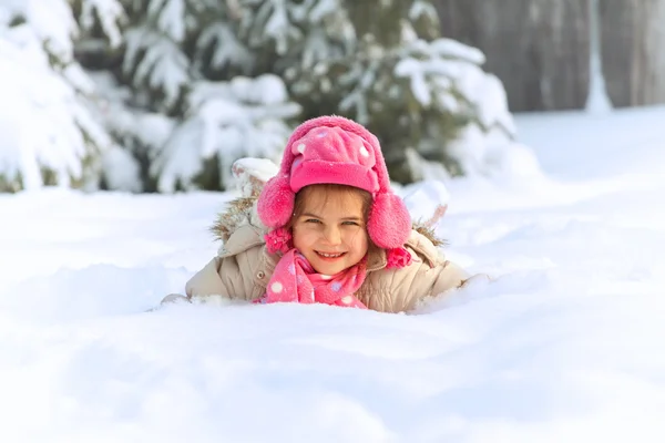 Klein kind spelen in sneeuw — Stockfoto