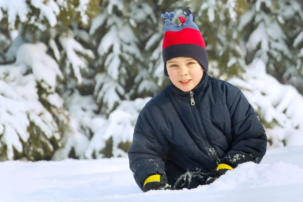 Маленький ребенок играет в снегу — стоковое фото