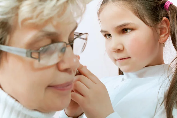 Arzt untersucht ein Kind im Krankenhaus — Stockfoto