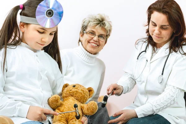 Läkaren undersöker ett barn på sjukhus — Stockfoto