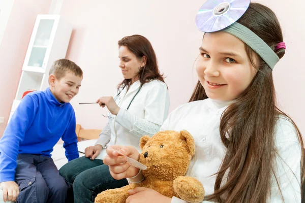 Médico examinando a un niño en un hospital —  Fotos de Stock