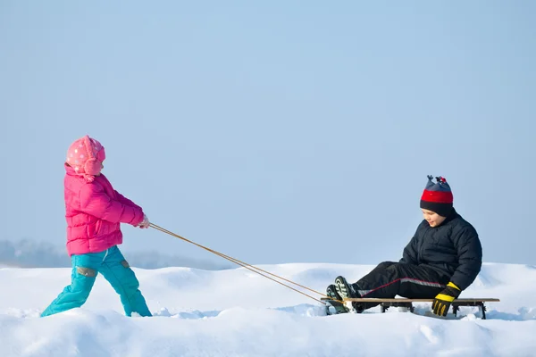 Klein kind spelen in sneeuw — Stockfoto