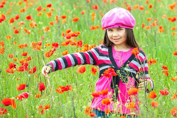 Niña vintage en el prado de amapola — Foto de Stock