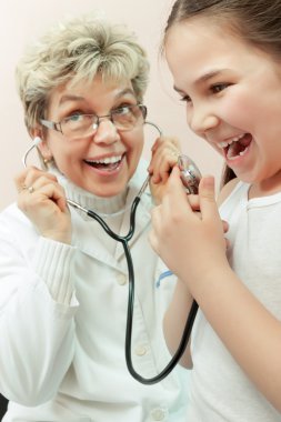 Doktor bir çocuğun bir hastanede muayene