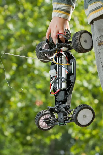 Ferngesteuertes Auto in der Hand eines kleinen Jungen — Stockfoto