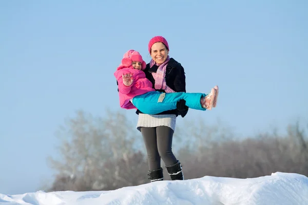 Bambino che gioca nella neve — Foto Stock