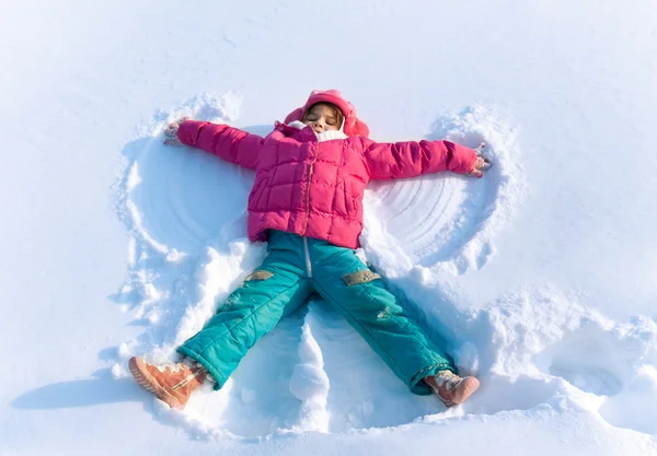 Little child playing in snow — Stock Photo, Image