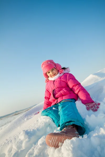 Маленький ребенок играет в снегу — стоковое фото