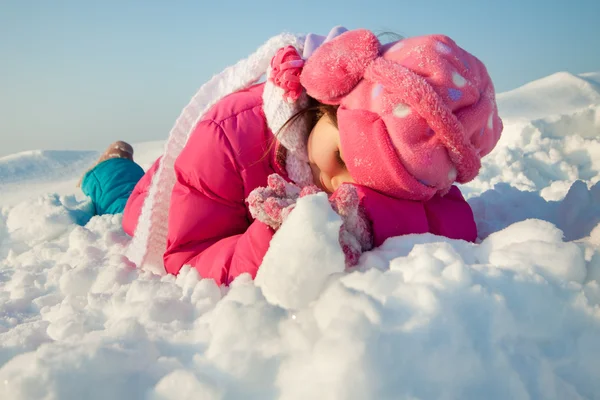 Små barn som leker i snö — Stockfoto