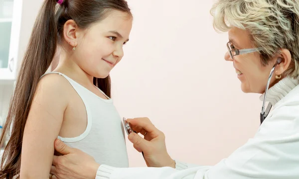 Médico examinando a un niño en un hospital — Foto de Stock