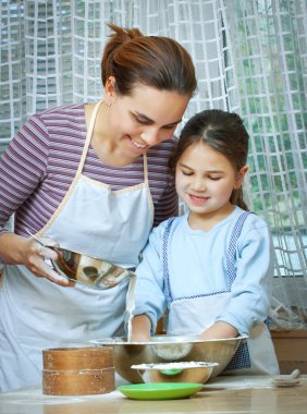 Küçük kız annesi ile öğle yemeği için pizza yapma