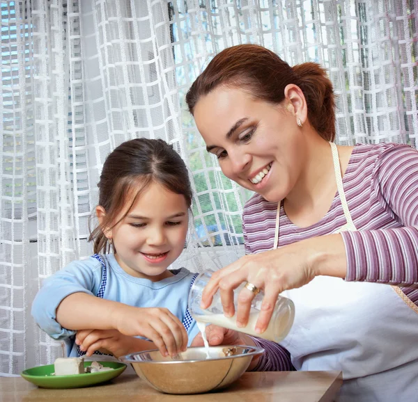 Lilla flickan att göra pizza till lunch med sin mamma — Stockfoto