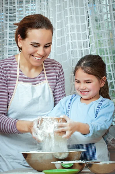 Little girl making pizza for lunch with her mother — Stock Photo, Image