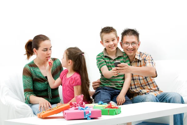 Feliz familia animadora en habitación blanca con regalos — Foto de Stock