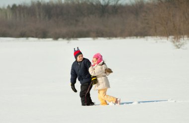 Karda oynayan küçük çocuk