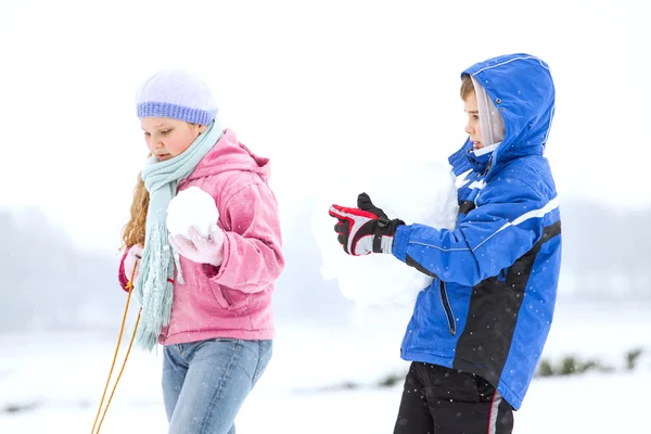 Família feliz desfrutando no inverno — Fotografia de Stock