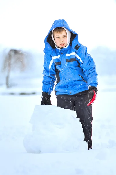 Lycklig familj njuter i vinter — Stockfoto