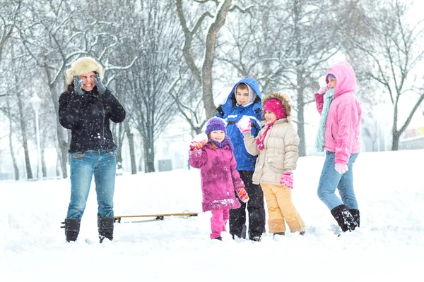Gelukkige familie genieten in de winter — Stockfoto
