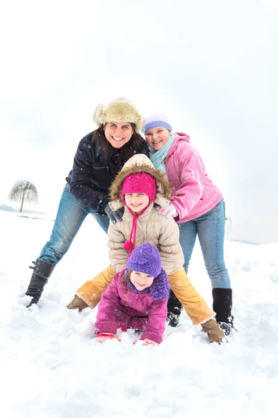 Šťastná rodina si v zimě — Stock fotografie