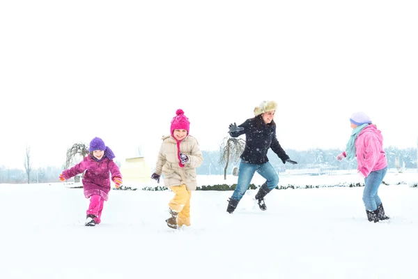 Famiglia felice godendo in inverno — Foto Stock