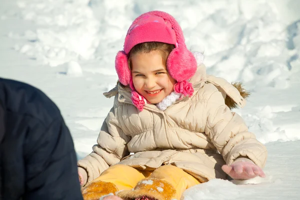 Criança brincando na neve — Fotografia de Stock