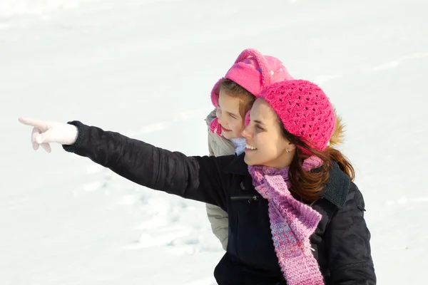 Criança brincando na neve — Fotografia de Stock