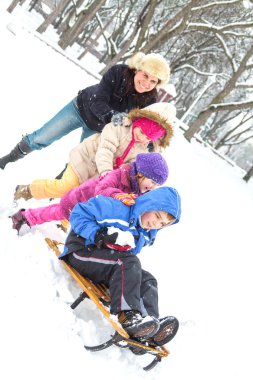 Mutlu aile kışın tadını