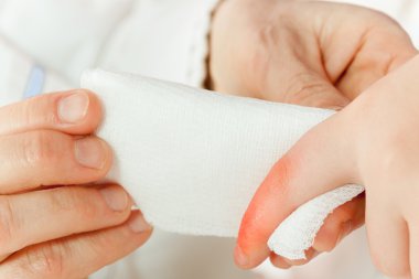 Doktor bir çocuğun bir hastanede muayene