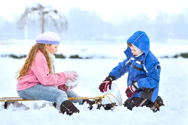 Família feliz desfrutando no inverno — Fotografia de Stock