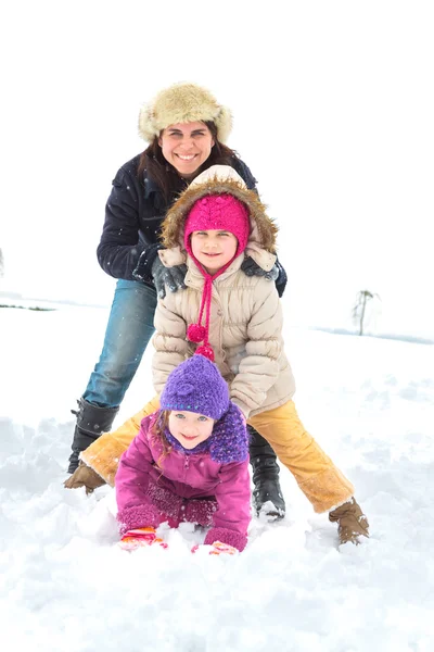 Mutlu aile kışın tadını — Stok fotoğraf