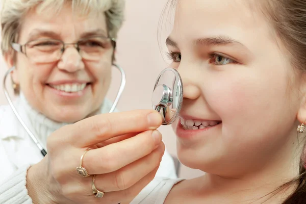 Arts behandeling van een kind in een ziekenhuis — Stockfoto