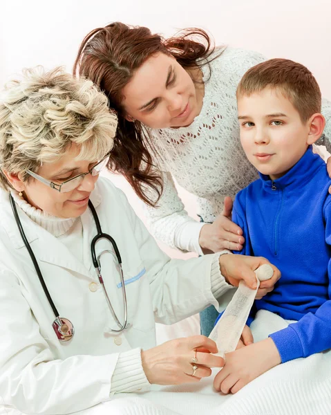 Médico examinando a un niño en un hospital — Foto de Stock