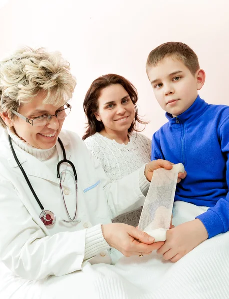 Médico examinando a un niño en un hospital — Foto de Stock