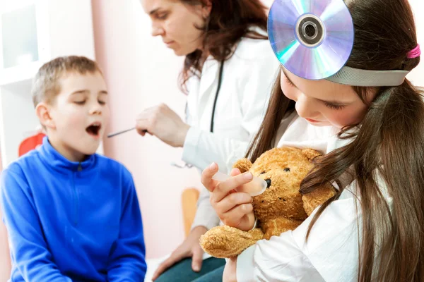 Medico che esamina un bambino in ospedale — Foto Stock