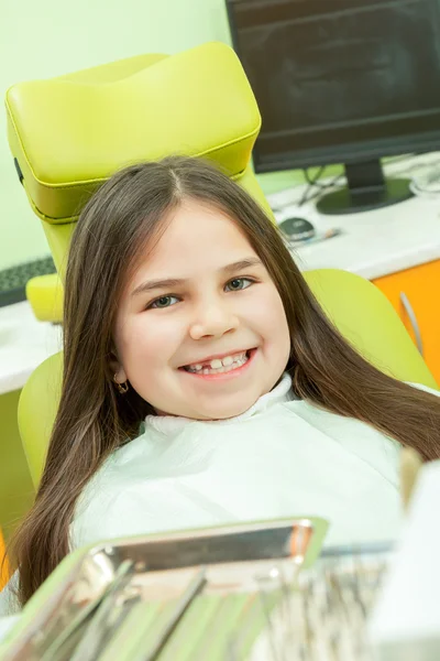 Девочка, сидящая в кабинете дантиста — стоковое фото