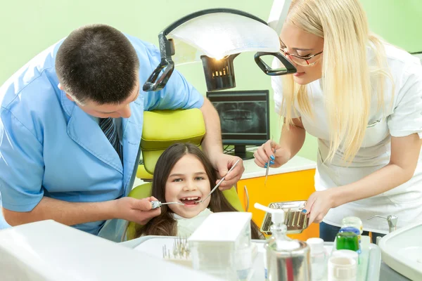 Ragazzina seduta nello studio dentistico — Foto Stock
